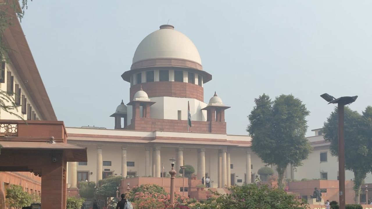 Supreme Court: കേരളത്തിൽ ഒരു കിലോമീറ്റർ ചുറ്റളവിൽ എല്പി സ്കൂൾ വേണം; മൂന്ന് കിലോമീറ്റർ ചുറ്റളവിൽ യുപി സ്കൂളും: ഉത്തരവിട്ട് സുപ്രീം കോടതി
