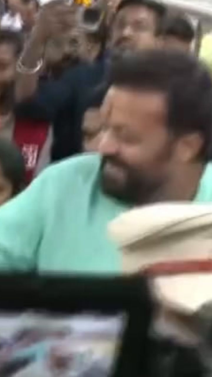 വന്ദേഭാരതിൽ കുട്ടികൾക്ക് മധുരം വിതരണം ചെയ്ത് സുരേഷ് ഗോപി