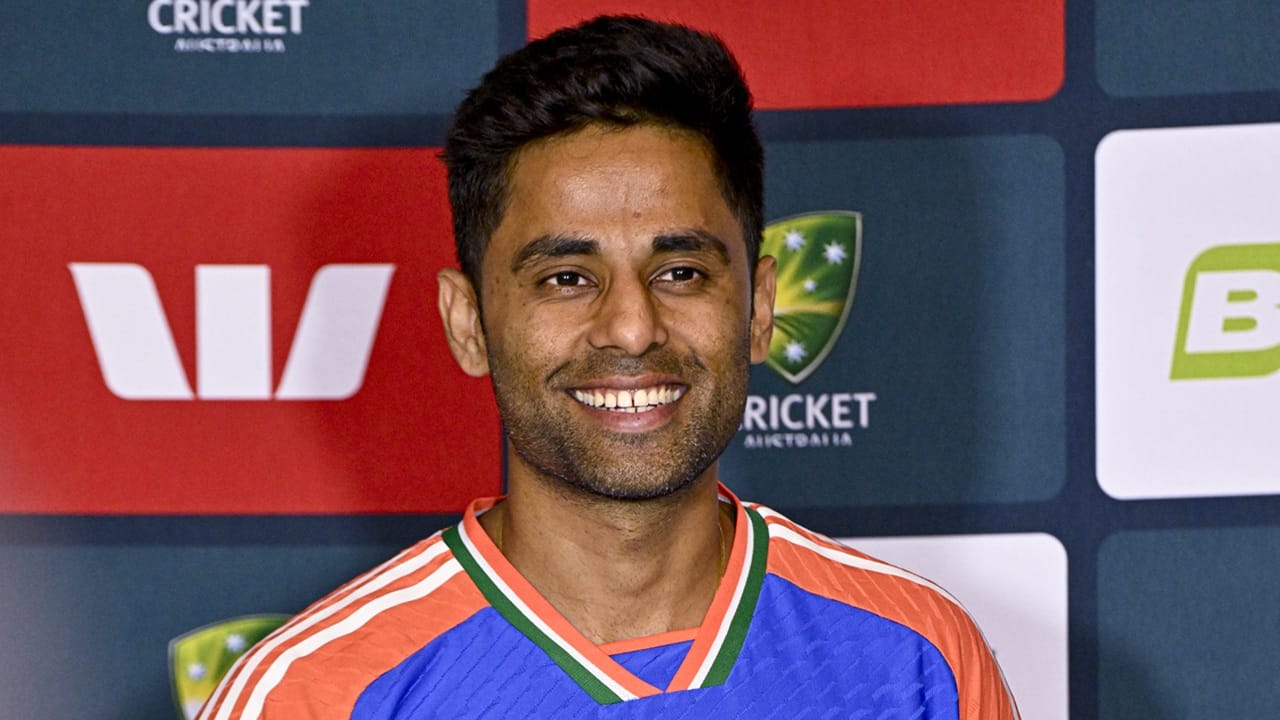 സയ്യിദ് മുഷ്താഖ് അലി ട്രോഫിയിൽ മുംബൈയെ സൂര്യകുമാര്‍ യാദവ് നയിച്ചേക്കും. മുംബൈ ക്രിക്കറ്റ് അസോസിയേഷൻ (എംസിഎ) സീനിയർ സെലക്ഷൻ കമ്മിറ്റി ഇന്ന് ഉച്ചയ്ക്ക് യോഗം ചേരും. ദക്ഷിണാഫ്രിക്കന്‍ പര്യടനത്തിന് മുമ്പ് ആഭ്യന്തര ടി20 ക്രിക്കറ്റില്‍ കളിക്കാന്‍ സൂര്യകുമാര്‍ താത്പര്യം പ്രകടിപ്പിച്ചിരുന്നു (Image Credits: PTI)