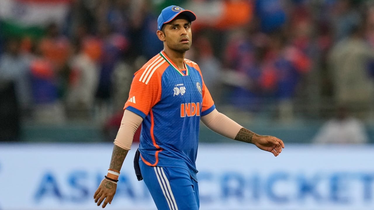 ഈ വർഷം ആദ്യം വിദർഭയ്‌ക്കെതിരെ രഞ്ജി ട്രോഫി സെമിഫൈനലിലാണ് സൂര്യകുമാര്‍ മുംബൈയ്ക്ക് വേണ്ടി അവസാനം കളിച്ചത്. സയ്യിദ് മുഷ്താഖ് അലി ട്രോഫിയിലൂടെ ആഭ്യന്തര ക്രിക്കറ്റിലേക്ക് തിരിച്ചെത്തുകയാണ് താരം. ഇന്ത്യന്‍ ടീമിന് വേണ്ടി സമീപകാലത്ത് മോശം പ്രകടനമാണ് സൂര്യ കാഴ്ചവച്ചത് (Image Credits: PTI)