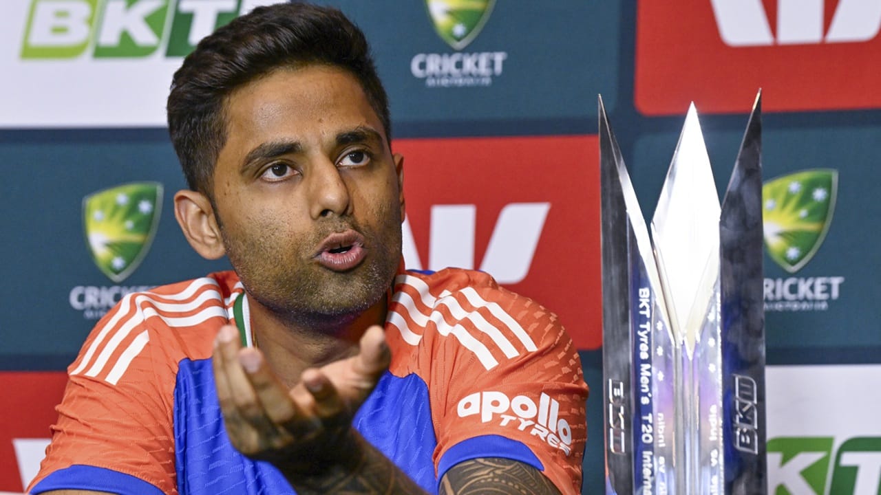 സയ്യിദ് മുഷ്താഖ് അലി ട്രോഫിയിലൂടെ ഫോം വീണ്ടെടുക്കാനാകും സൂര്യയുടെ ശ്രമം. സയ്യിദ് മുഷ്താഖ് അലി ട്രോഫിയില്‍ മികച്ച പ്രകടനം പുറത്തെടുക്കാനായാല്‍ ദക്ഷിണാഫ്രിക്കയ്‌ക്കെതിരായ പരമ്പരയില്‍ അത് താരത്തിന്റെ ആത്മവിശ്വാസം വര്‍ധിപ്പിക്കും. അഞ്ച് മത്സരങ്ങളാണ് ഇന്ത്യ ദക്ഷിണാഫ്രിക്കയ്‌ക്കെതിരെ ടി20 പരമ്പരയില്‍ കളിക്കുന്നത് (Image Credits: PTI)