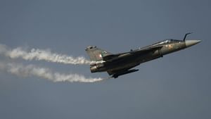 Dubai Air Show Fighter Jet Crash : ദുബായ് എയർ ഷോയ്ക്കിടെ ഇന്ത്യൻ യുദ്ധവിമാനം തേജസ് തകർന്നു വീണു; പൈലറ്റിന് വീര്യമൃത്യു Dubai Air Show Fighter Jet Crash : ദുബായ് എയർ ഷോയ്ക്കിടെ ഇന്ത്യൻ യുദ്ധവിമാനം തേജസ് തകർന്നു വീണു; പൈലറ്റിന് വീര്യമൃത്യു