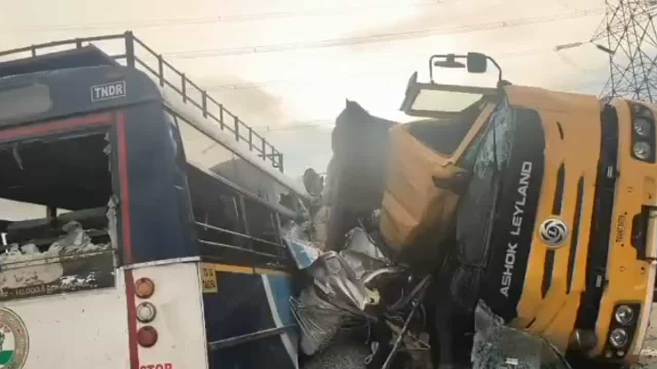 24-മരണം, സർക്കാർ ബസ്സിൻ്റെ മുകളിലേക്ക് മറിഞ്ഞത് കൂറ്റൻ ടിപ്പർ