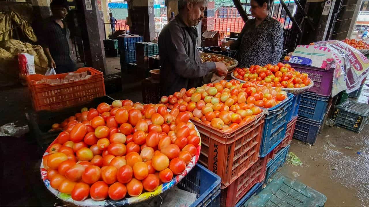 Bengaluru Tomato Price: ബെംഗളൂരുവില് ഒറ്റരാത്രികൊണ്ട് ഇരട്ടിയായി തക്കാളിവില; മലയാളികളും പ്രതിസന്ധിയില് Bengaluru Tomato Price: ബെംഗളൂരുവില് ഒറ്റരാത്രികൊണ്ട് ഇരട്ടിയായി തക്കാളിവില; മലയാളികളും പ്രതിസന്ധിയില്