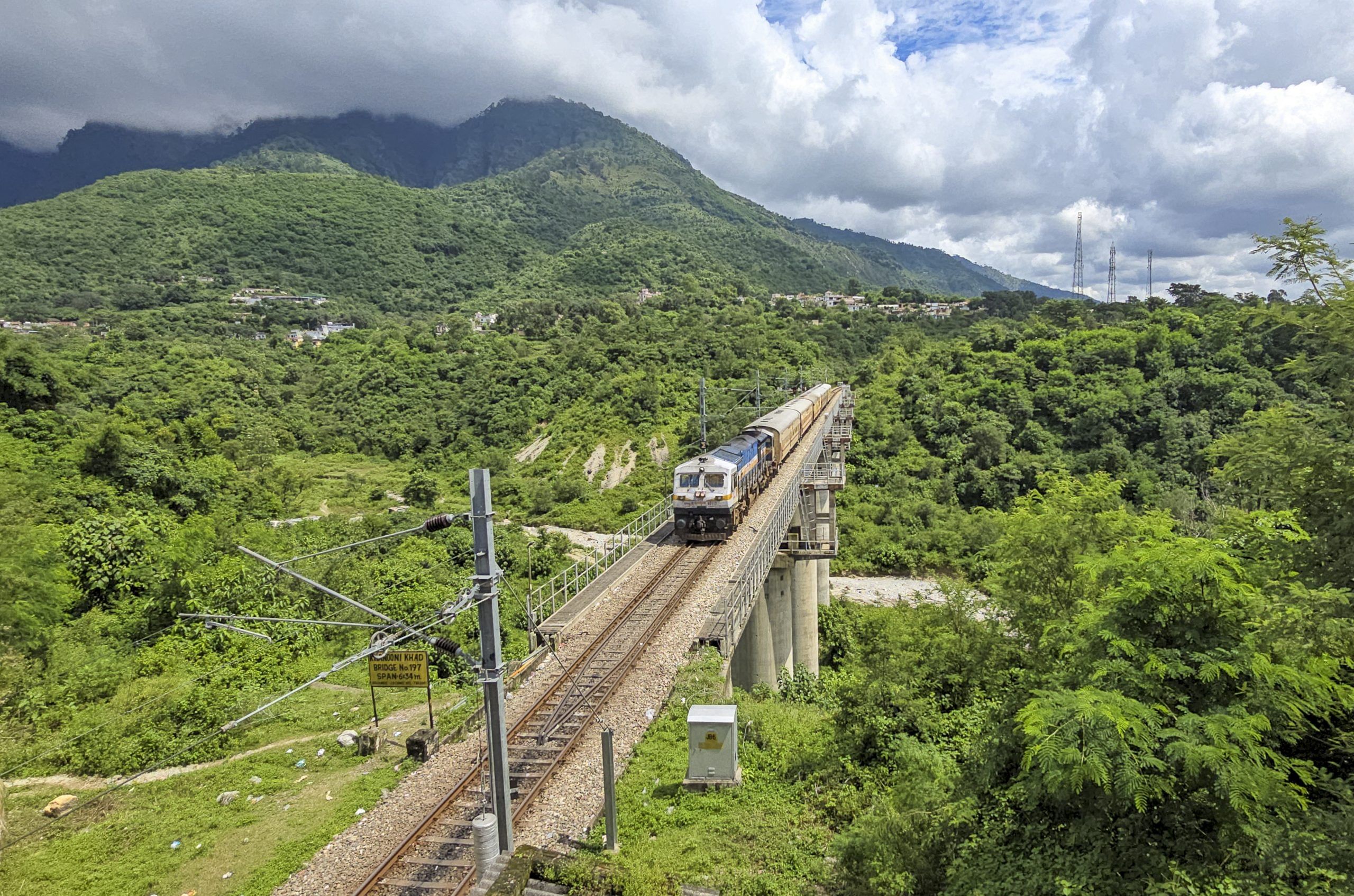 മധുര-ഗുരുവായൂർ എക്സ്പ്രസ് (16327) കൊല്ലം വരെ സർവീസ് നടത്തൂ. കൊല്ലത്തിനും ഗുരുവായൂരിനുമിടയിൽ ട്രെയിൻ സർവീസ് ഭാഗികമായി റദ്ദാക്കി. തിരികെയുള്ള ഗുരുവായൂർ-മധുര എക്സ്പ്രസ് (16328) കൊല്ലത്ത് നിന്നുമാണ് ആരംഭിക്കുക