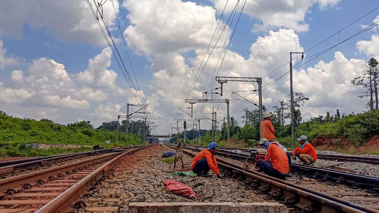 Train Control: യാത്രക്കാരെ നിങ്ങളറിഞ്ഞോ! വരും ദിവസങ്ങളിൽ സംസ്ഥാനത്ത് ഈ റൂട്ടിൽ ട്രെയിനുകൾക്ക് റദ്ദാക്കും; വഴി തിരിച്ചുവിടും Train Control: യാത്രക്കാരെ നിങ്ങളറിഞ്ഞോ! വരും ദിവസങ്ങളിൽ സംസ്ഥാനത്ത് ഈ റൂട്ടിൽ ട്രെയിനുകൾക്ക് റദ്ദാക്കും; വഴി തിരിച്ചുവിടും