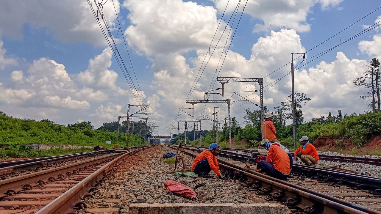Train Control: യാത്രക്കാരെ നിങ്ങളറിഞ്ഞോ! വരും ദിവസങ്ങളിൽ സംസ്ഥാനത്ത് ഈ റൂട്ടിൽ ട്രെയിനുകൾക്ക് റദ്ദാക്കും; വഴി തിരിച്ചുവിടും