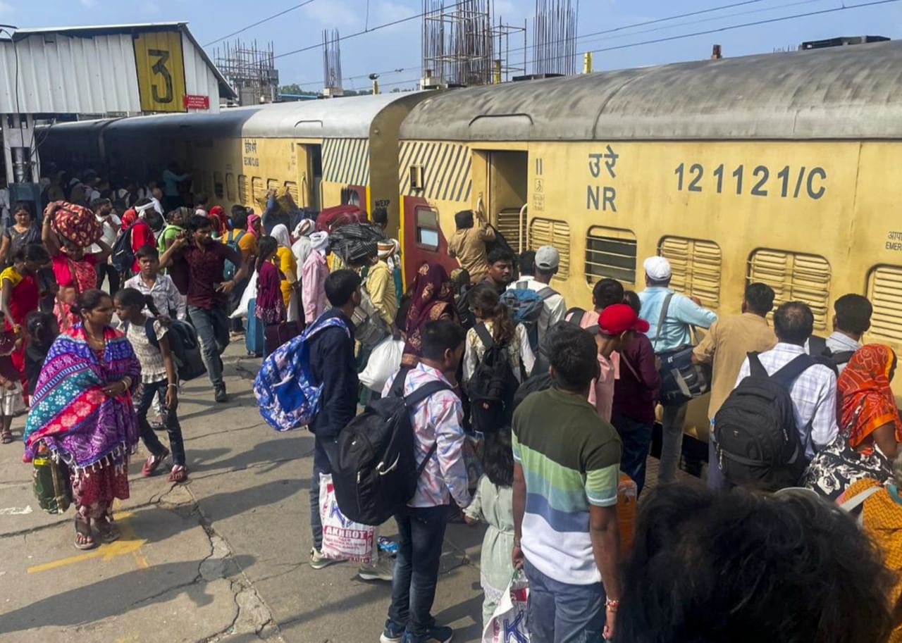 നവംബർ 22ന് നാഗർകോവിൽ-കോട്ടയം എക്സ്പ്രസ് (16366) ഭാഗികമായി റദ്ദാക്കി. ട്രെയിൻ കായംകുളം വരെ സർവീസ് നടത്തും.  ചെന്നൈ സെൻട്രൽ- തിരുവനന്തപുരം സെൻട്രൽ സൂപ്പർ ഫാസ്റ്റ് എക്സ്പ്രസ് (12695) കോട്ടയം വരെ സർവീസ് നടത്തു. കോട്ടയത്തിനും തിരുവനന്തപുരത്തിനുമിടയിൽ ട്രെയിൻ സർവീസ് ഭാഗികമായി റദ്ദാക്കി. തിരികെയുള്ള സർവീസ് കോട്ടയത്ത് നിന്നും പുറപ്പെടും