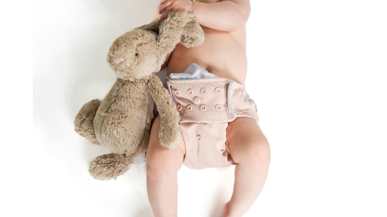 ഇത്തരത്തിലുള്ള വിവരങ്ങൾ നൽകരുത് ആളുകൾ ഭയപ്പെടുത്തരുത് എന്നാണ് ഇമ്രാൻ പട്ടേൽ ഒരു ഇൻസ്റ്റാഗ്രാം വീഡിയോയിൽ പറയുന്നത്. അതേസമയം ഓരോ രണ്ടും മൂന്നോ മണിക്കൂർ കൂടുമ്പോഴും കുഞ്ഞുങ്ങളുടെ ഡയപ്പറുകൾ മാറ്റി നൽകാൻ അദ്ദേഹം ശുപാർശ ചെയ്യുന്നു.(Photos Credit: Unsplash)