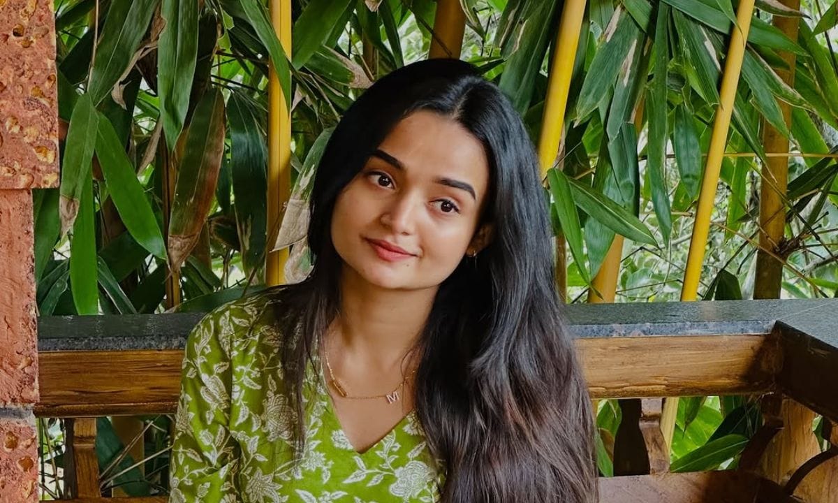 കഴിഞ്ഞ കുറച്ചു ദിവസങ്ങളായി നടി മീനാക്ഷി അനൂപ് ആണ് സോഷ്യൽ മീഡിയയിൽ താരം. 20 വയസ്സുകാരിയായ ഒരു പെൺകുട്ടി സമൂഹത്തിലെ വിവിധ വിഷയങ്ങളെ കുറിച്ച് പറയുന്ന  അഭിപ്രായങ്ങൾ ഏറ്റെടുക്കുകയാണ് സോഷ്യൽ മീഡിയ. ഒടുവിൽ മീനാക്ഷി അനൂപിന്റെ സോഷ്യൽ മീഡിയയിലെ പോസ്റ്റുകൾക്കെല്ലാം വൻ സ്വീകാര്യതയാണ് ലഭിക്കാറുള്ളത്. ദൈവവിശ്വാസത്തെക്കുറിച്ചും നിരീശ്വരവാദികളെ കുറിച്ചും എല്ലാം മീനാക്ഷി തന്റേതായ നിലപാട് വ്യക്തമാക്കാറുണ്ട്. (Photo: Facebook/instagram)