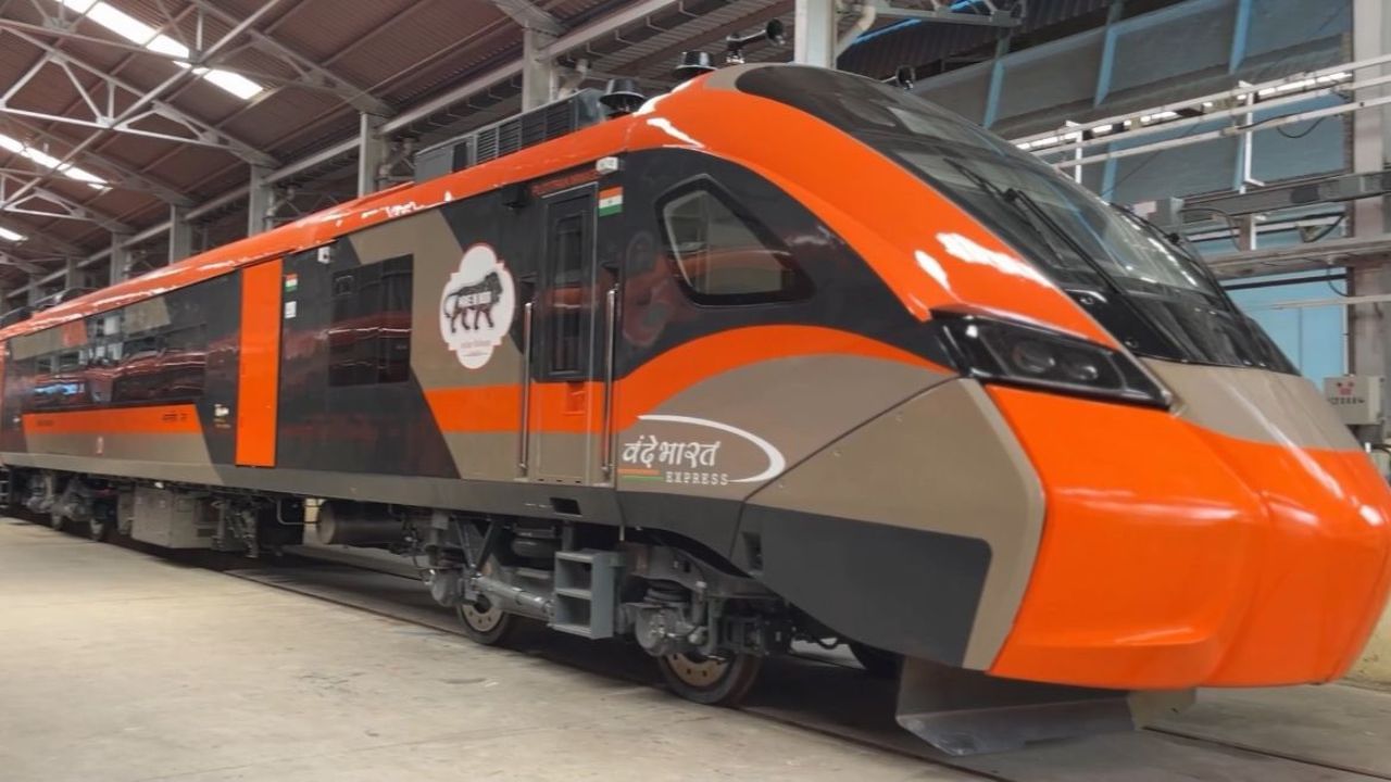 ഇന്ത്യയിലെ ഏറ്റവും വേഗതയേറിയ ട്രെയിനാണ് വന്ദേഭാരത് എക്‌സ്പ്രസ്. ഈ ട്രെയിനിന്റെ പരമാവധി സ്പീഡ് 160 കിലോമീറ്ററാണ്. എന്നാല്‍ സാധാരണ ട്രാക്കുകളിലൂടെ കടന്നുപോകുമ്പോള്‍ വേഗത ഏകദേശം 80 കിലോമീറ്ററിലേക്ക് ചുരുങ്ങുന്നു. അതൊരിക്കലും ചെറിയ വേഗതയല്ല, മറ്റ് ട്രെയിനുകളെ അപേക്ഷിച്ച് അതിവേഗത്തില്‍ ലക്ഷ്യസ്ഥാനത്തെത്താന്‍ വന്ദേഭാരത് യാത്രക്കാരെ അനുവദിക്കുന്നു. (Image Credits: X)