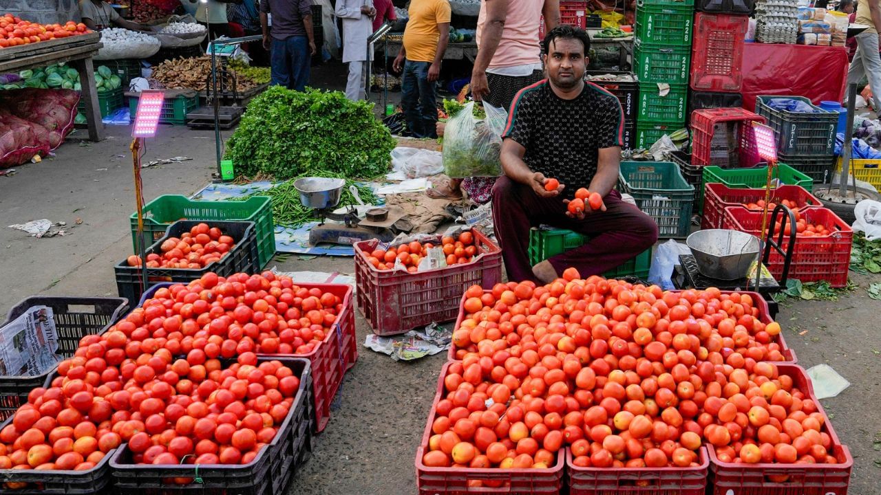 ശബരിമല സീസണ്‍ ആയതിനാല്‍ തന്നെ തേങ്ങയോടൊപ്പം വെളിച്ചെണ്ണ വിലയും കുതിക്കുന്നു. തേങ്ങയ്ക്ക് ഇനിയും വില വര്‍ധിക്കുകയാണെങ്കില്‍, വെളിച്ചെണ്ണയില്‍ ഓണക്കാലത്തുണ്ടായത് പോലുള്ള കുതിപ്പിന് സാധ്യതയുണ്ട്.