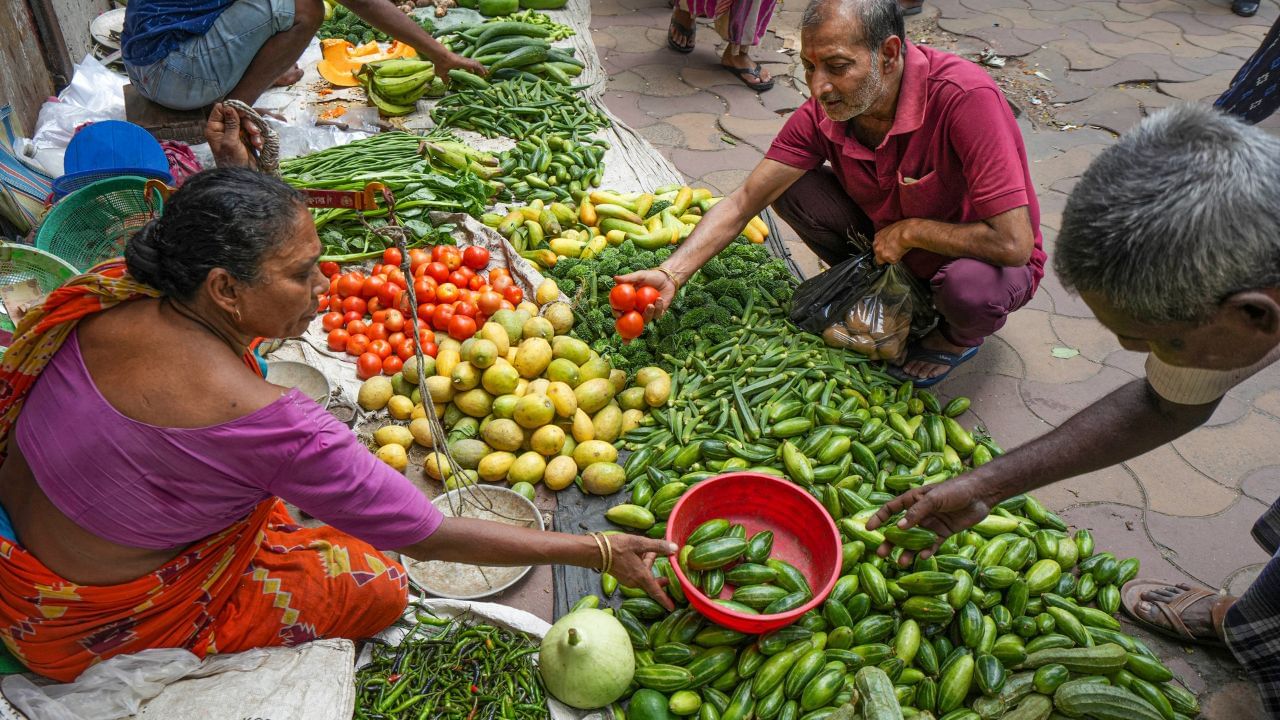 വൃശ്ചിക മാസത്തില്‍ പച്ചക്കറി വില കൂടുന്നത് സ്വാഭാവികമാണ്. എന്നാല്‍ കഴിഞ്ഞ വര്‍ഷങ്ങളെ അപേക്ഷിച്ച് ഇത്തവണ പച്ചക്കറി വിലയില്‍ വന്‍ കുതിപ്പാണ് സംഭവിക്കുന്നത്. സംസ്ഥാനത്തിന്റെ വിവിധ ഭാഗങ്ങളില്‍ വ്യത്യസ്ത നിരക്കാണ് നിലവില്‍ പച്ചക്കറികള്‍ക്ക് ഈടാക്കുന്നത്. തമിഴ്‌നാട്, കര്‍ണാടക, ആന്ധ്രാപ്രദേശ് എന്നീ സംസ്ഥാനങ്ങളില്‍ നിന്ന് കേരളത്തിലേക്ക് എത്തുന്ന പച്ചക്കറിയുടെ അളവ് കുറഞ്ഞതാണ് വില വര്‍ധനവിന് പ്രധാന കാരണം. (Image Credits: PTI)