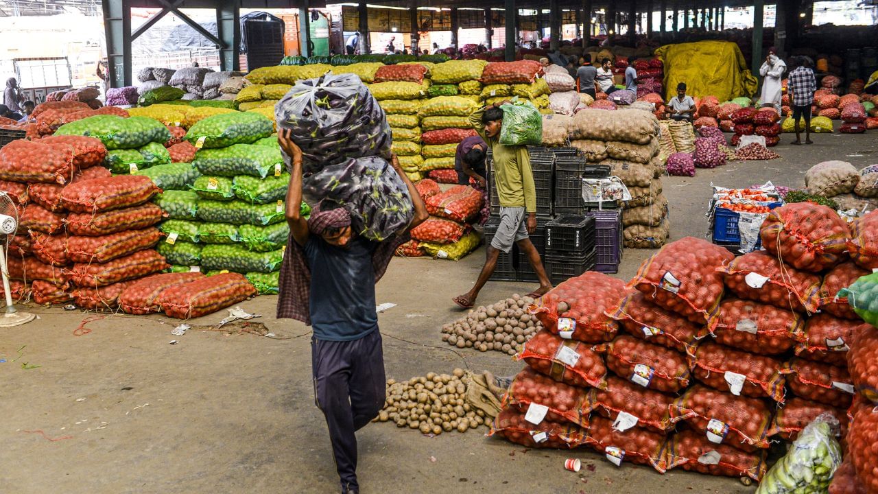 ഇടവിട്ടുള്ള മഴയില്‍ പച്ചക്കറികള്‍ വ്യാപകമായി നശിച്ചു. കൃഷി നശിച്ചതും വില വര്‍ധിക്കാനിടയാക്കി എന്നാണ് വ്യാപാരികള്‍ പറയുന്നത്. ഒരാഴ്ച കൊണ്ടാണ് വിലയില്‍ ഉയര്‍ച്ച സംഭവിച്ചത്. വരും ദിവസങ്ങളില്‍ ഇനിയും വില വര്‍ധിക്കുമെന്ന് വ്യാപാരികള്‍ സൂചന നല്‍കുന്നു. 

