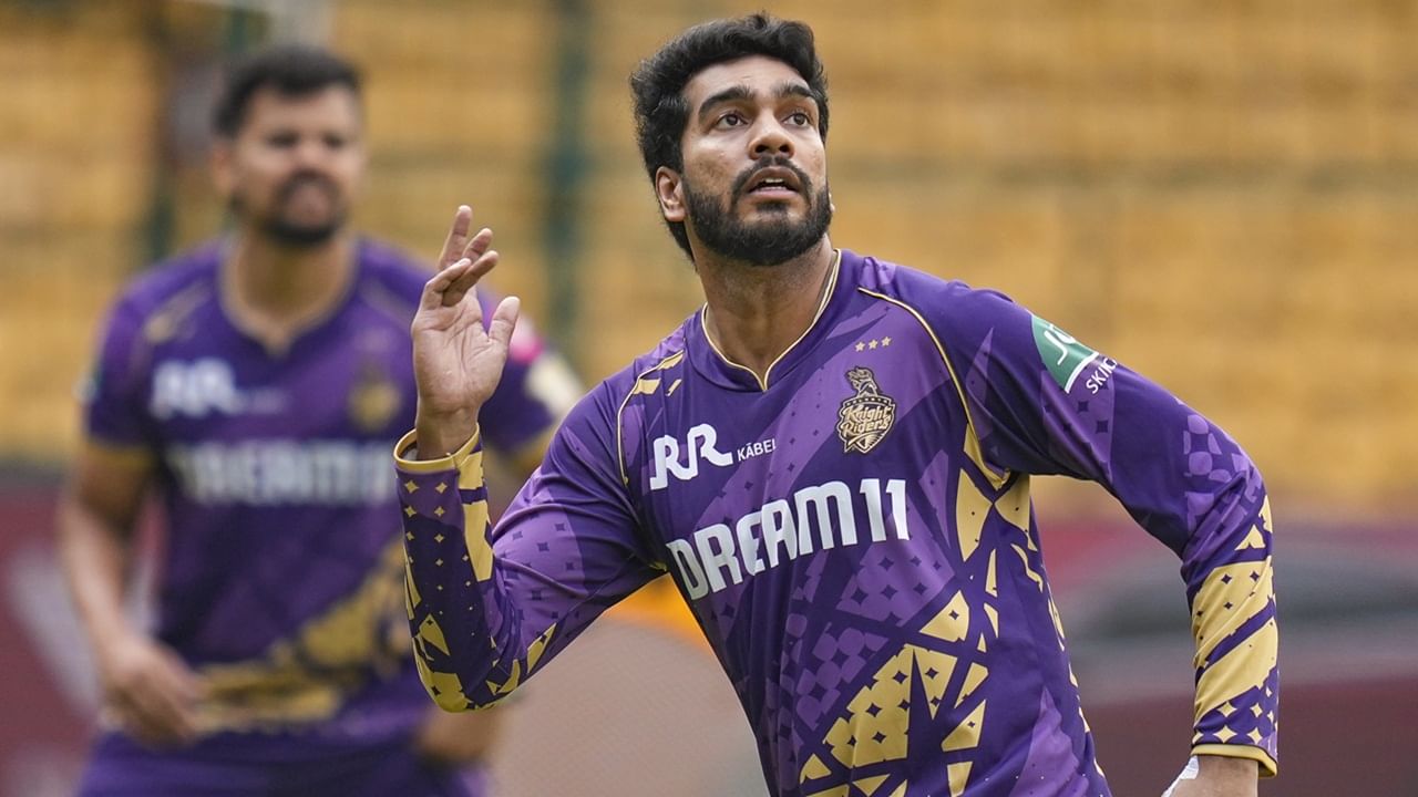 23.75 കോടി രൂപയ്ക്കാണ് വെങ്കടേഷ് അയ്യറെ കൊല്‍ക്കത്ത നൈറ്റ് റൈഡേഴ്‌സ് സ്വന്തമാക്കിയത്. കെകെആറിന്റെ വൈസ് ക്യാപ്റ്റന്‍ കൂടിയായിരുന്ന താരം കഴിഞ്ഞ സീസണില്‍ നിരാശപ്പെടുത്തി. അതുകൊണ്ട് കെകെആര്‍ വെങ്കടേഷിനെ നിലനിര്‍ത്താന്‍ സാധ്യതയില്ല. എങ്കിലും താരമൂല്യത്തിന് കുറവില്ലാത്തതിനാല്‍ വെങ്കടേഷിന് ലേലത്തില്‍ മികച്ച തുക ലഭിക്കാന്‍ സാധ്യതയുണ്ട്. മിച്ചല്‍ സ്റ്റാര്‍ക്ക്, മിച്ചല്‍ സാന്റ്‌നര്‍, ജോണി ബെയര്‍സ്‌റ്റോ, മാത്യു ഷോര്‍ട്ട് തുടങ്ങിയ താരങ്ങള്‍ക്കും മികച്ച തുക ലഭിക്കാന്‍ സാധ്യത  (Image Credits: PTI)