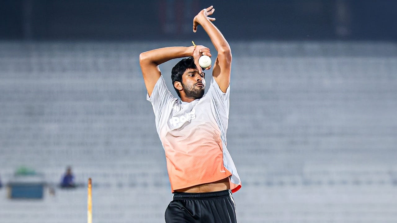 വാഷിങ്ടണ് സുന്ദര്, രവീന്ദ്ര ജഡേജ എന്നിവരാണ് ഓള് റൗണ്ടര്മാര്. ക്യാപ്റ്റന് കെഎല് രാഹുലാണ് വിക്കറ്റ് കീപ്പര്. ആറാം നമ്പറില് ബാറ്റു ചെയ്യുന്ന രാഹുല് ഫിനിഷര് റോള് കൈകാര്യം ചെയ്യും (Image Credits: Facebook)