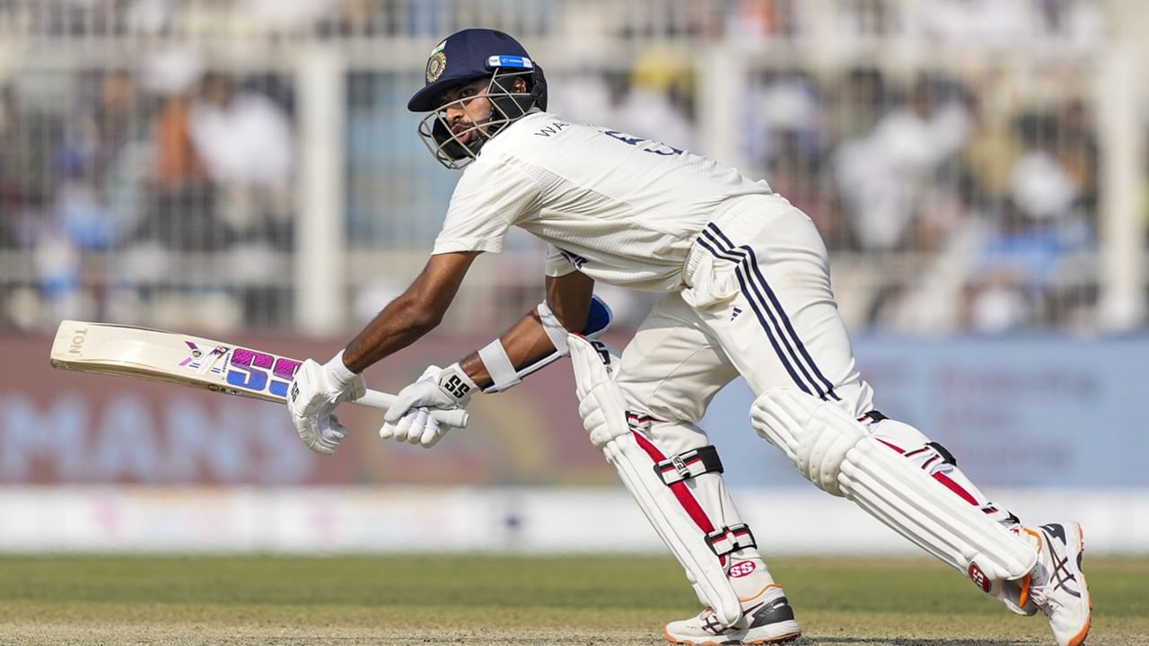 ആദ്യ ടെസ്റ്റില്‍ വാഷിങ്ടണ്‍ സുന്ദറാണ് മൂന്നാമത് ബാറ്റ് ചെയ്തത്. മറ്റ് ബാറ്റര്‍മാരുമായി താരതമ്യം ചെയ്യുമ്പോള്‍ സുന്ദര്‍ ഭേദപ്പെട്ട പ്രകടനമാണ് പുറത്തെടുത്തത്. ഗുവാഹത്തിയിലും സുന്ദര്‍ വണ്‍ ഡൗണായി തുടര്‍ന്നേക്കാം  (Image Credits: PTI)