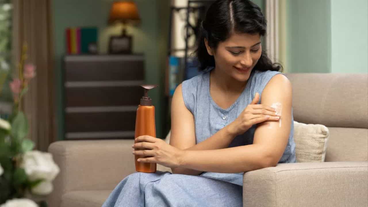 Winter Skin Care: തണുപ്പുകാലത്ത് ഇനി ചർമ്മം വിണ്ടുകീറില്ല! ഡെർമറ്റോളജിസ്റ്റ് പറയുന്ന ഈ പൊടിക്കൈകൾ പരീക്ഷിക്കൂ Winter Skin Care: തണുപ്പുകാലത്ത് ഇനി ചർമ്മം വിണ്ടുകീറില്ല! ഡെർമറ്റോളജിസ്റ്റ് പറയുന്ന ഈ പൊടിക്കൈകൾ പരീക്ഷിക്കൂ