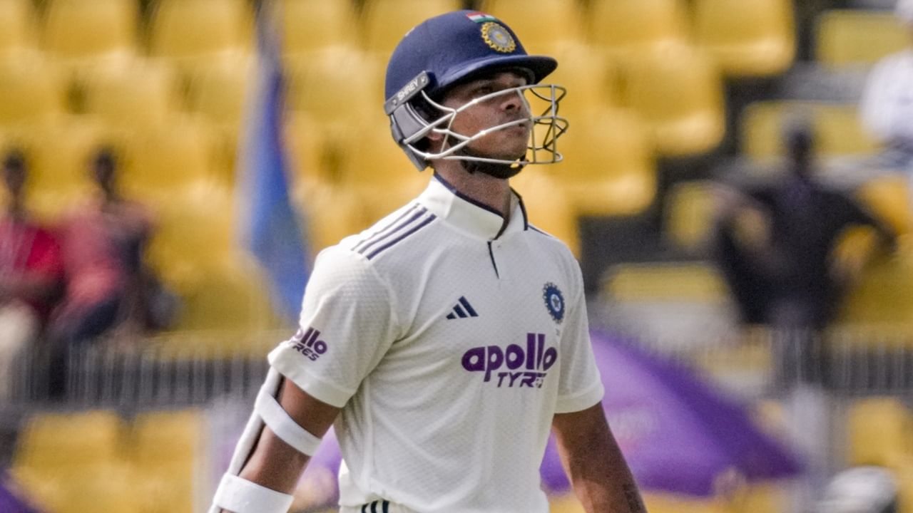 58 റണ്‍സ് നേടിയ യശ്വസി ജയ്‌സ്വാളിന് മാത്രമാണ് ഇന്ത്യന്‍ നിരയില്‍ ഇതുവരെ പിടിച്ചുനില്‍ക്കാനായത്. ഇന്ത്യന്‍ നിരയില്‍ മറ്റാര്‍ക്കും അര്‍ധ ശതകം നേടാനായില്ല. 97 പന്തില്‍ 58 റണ്‍സെടുത്ത ജയ്‌സ്വാള്‍ സൈമണ്‍ ഹാര്‍മറിന്റെ പന്തില്‍ മാര്‍ക്കോ യാന്‍സന് ക്യാച്ച് നല്‍കി പുറത്തായി  (Image Credits: PTI)