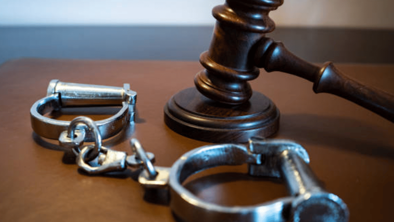 Malayali Techy Arrested: ദുബായ് – ഹൈദരാബാദ് വിമാനത്തിൽ ലൈംഗികാതിക്രമം; മലയാളി ടെക്കി അറസ്റ്റിൽ, കൈവശം അശ്ലീല കുറിപ്പും