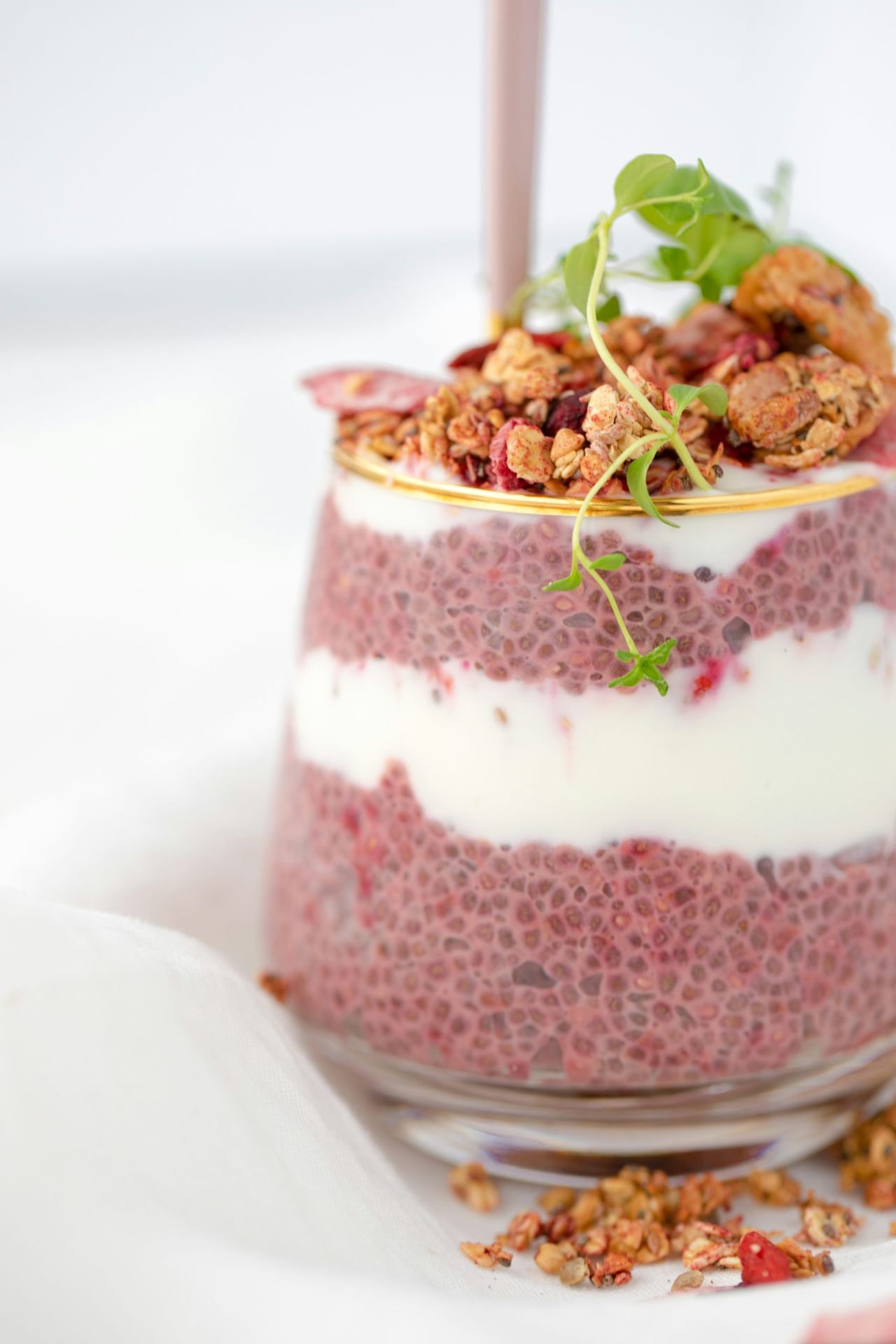 ചിയ വിത്തുകളുടെ ആന്റി-ഇൻഫ്ലമേറ്ററി ഗുണങ്ങൾ ശൈത്യകാലത്ത് സെൻസിറ്റീവ് ആയ ചർമ്മത്തെ ശാന്തമാക്കാൻ സഹായിക്കുന്നു. തണുപ്പുള്ള സമയങ്ങളിൽ ചുവപ്പ് അല്ലെങ്കിൽ വരൾച്ച അനുഭവപ്പെടുകയാണെങ്കിൽ ഇവയിലെ ഗുണങ്ങൾ ഫലപ്രദമാകും. മുഖത്തെ വീക്കം കുറയ്ക്കുന്നത് ചർമ്മത്തിൻ്റെ തിളക്കം വീണ്ടെടുക്കാൻ സഹായിക്കുന്നു. (Image Credits: Getty Images)