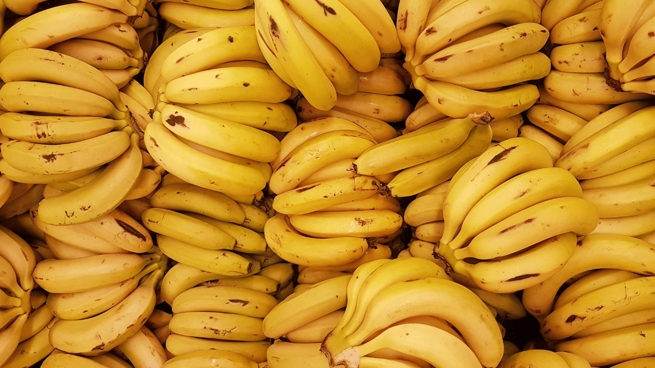 ആപ്പിൾ, അവോക്കാഡോ തുടങ്ങിയ മറ്റു ഫലങ്ങളും എഥിലീൻ ഗ്യാസ് പുറത്തുവിടും. ഇവയുടെ അടുത്ത് വാഴപ്പഴം വെച്ചാൽ പെട്ടെന്ന് കറുത്തുപോകും. അതുകൊണ്ട് വാഴപ്പഴം മറ്റ് പഴങ്ങളിൽ നിന്ന് മാറ്റി സൂക്ഷിക്കാൻ ശ്രദ്ധിക്കുക.