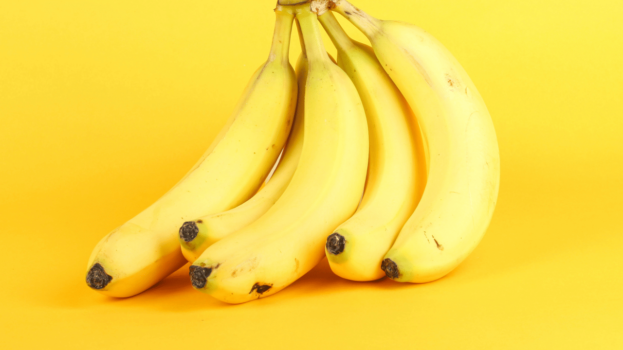 വാഴപ്പഴം ഒരു കുലയിലാണെങ്കിൽ, ഒന്ന് പഴുത്താൽ, ബാക്കിയുള്ളവ വേഗത്തിൽ പാകമാകും. അതിനാൽ, അവയെ കുലയിൽ നിന്ന് വേർതിരിച്ച്  സൂക്ഷിക്കണം. അതുപോലെ, വാഴപ്പഴം തണ്ട് താഴേക്ക് അഭിമുഖമായി തൂക്കിയിടണം. ഇത് തണ്ടിൽ ഈർപ്പം എത്തുന്നത് തടയും.