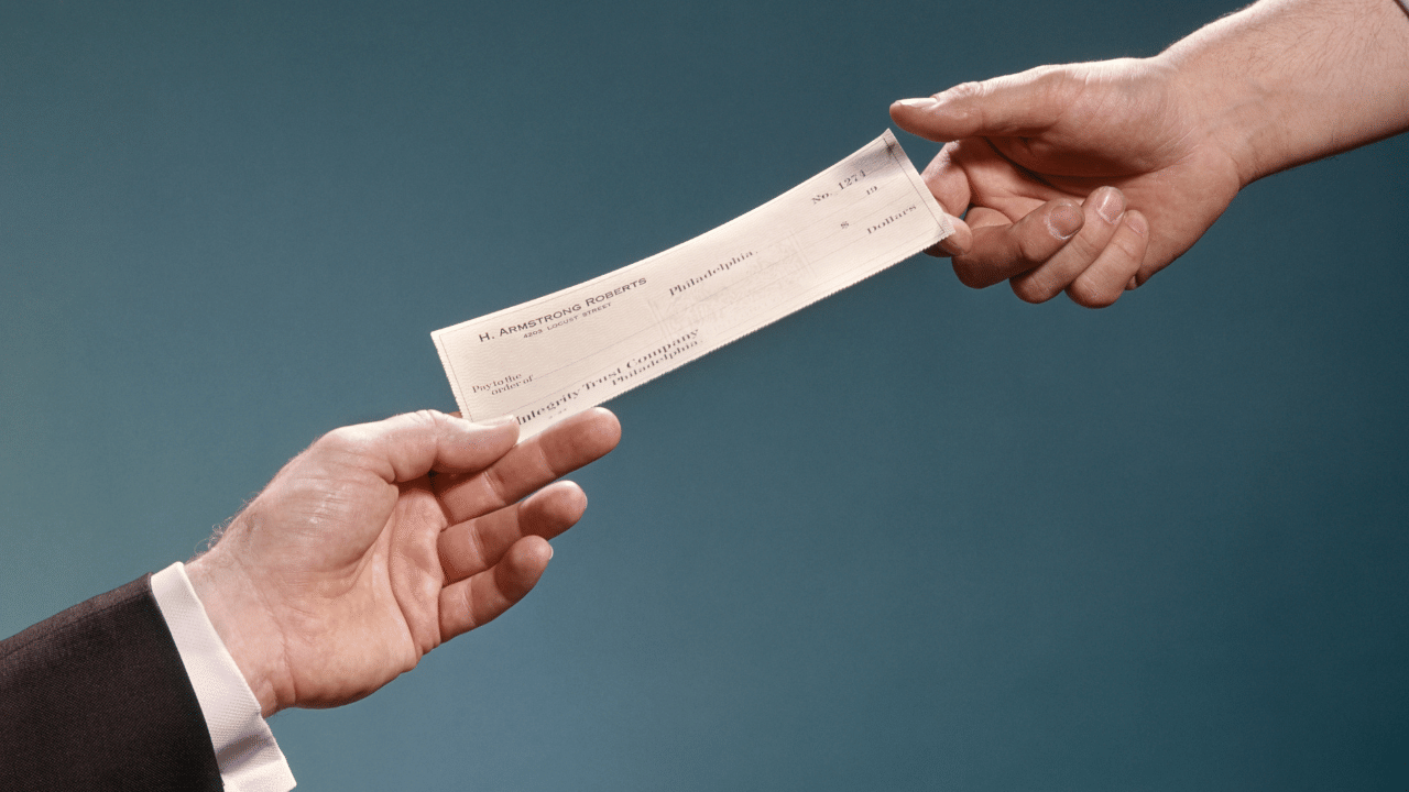 ചെക്കിന്റെ മുൻവശത്തുള്ള നിശ്ചിത ബോക്സിൽ മാത്രം ഒപ്പ് രേഖപ്പെടുത്താൻ ശ്രദ്ധിക്കുക. ഇത് ചെക്ക് ആധികാരികമാണെന്ന് ഉറപ്പുവരുത്താൻ സഹായിക്കും. അനാവശ്യമായ സ്ഥലങ്ങളിലോ, പ്രത്യേകിച്ച് ചെക്കിന്റെ പുറകിലോ ഒപ്പിടുന്നത് ഒഴിവാക്കുക. (Image Credit: Getty Images)
