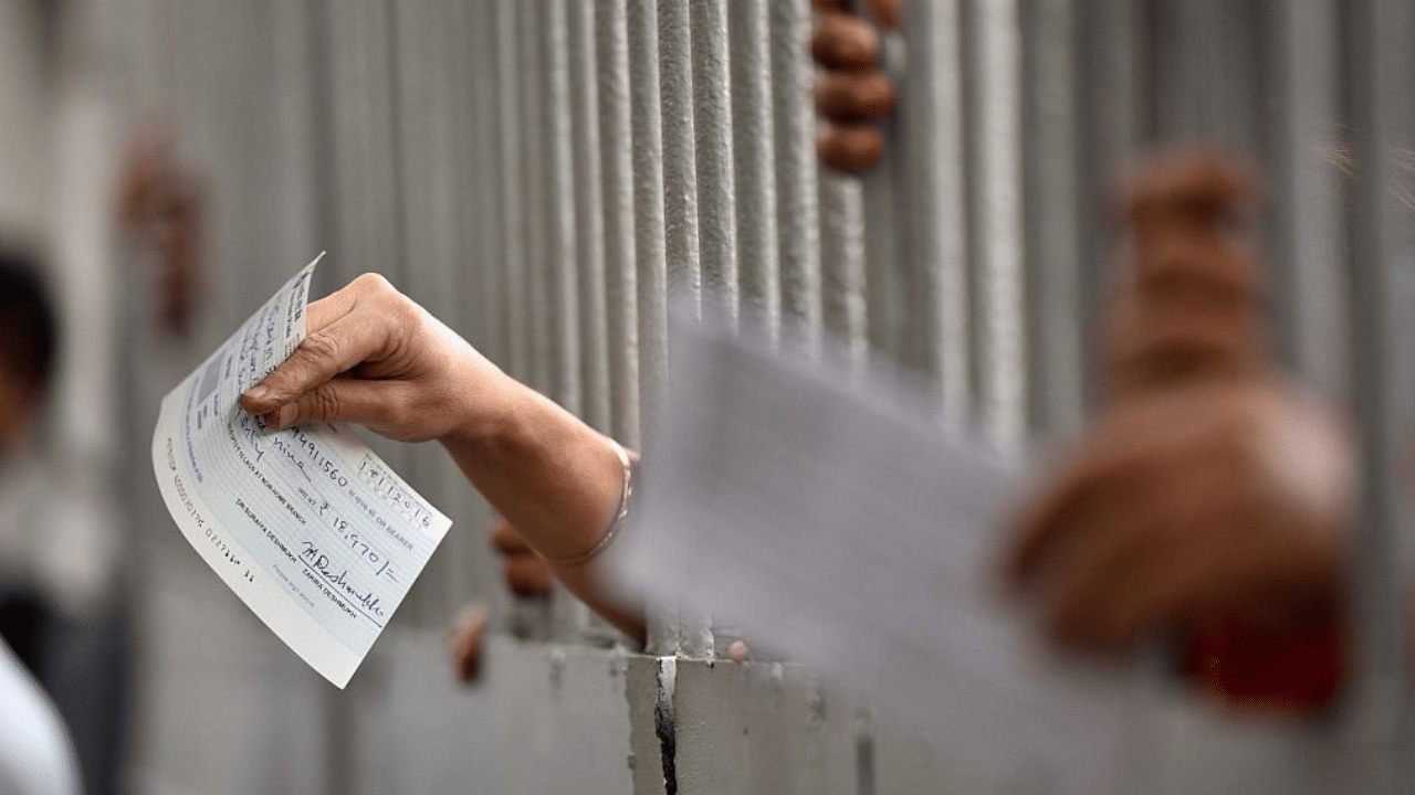 റിസർവ് ബാങ്ക് ഓഫ് ഇന്ത്യയുടെ നിർദ്ദേശങ്ങൾ അനുസരിച്ച്, തെറ്റായ സ്ഥലത്ത്, പ്രത്യേകിച്ച് ചെക്കിന്റെ പുറകിൽ ഒപ്പിടുന്നത് നിങ്ങളുടെ അക്കൗണ്ടിന് ഗുരുതരമായ അപകടങ്ങൾ വരുത്തിവെക്കും. ഇത് അനധികൃത പണം പിൻവലിക്കലുകൾക്കും വൻ സാമ്പത്തിക തട്ടിപ്പുകൾക്കും കാരണമാകും. (Image Credit: Getty Images)