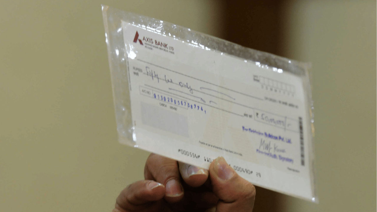 ചെക്ക് ഉപയോഗിക്കുന്നവരിൽ ഭൂരിഭാഗം ആളുകൾക്കും ചെക്കിൽ എവിടെയാണ്, എപ്പോഴാണ് ഒപ്പിടേണ്ടതെന്നതിനെക്കുറിച്ച് കൃത്യമായ ധാരണയില്ല.  ചെക്കിൽ ഒപ്പിടുന്നതിന് മുമ്പ് ചില കാര്യങ്ങൾ ശ്രദ്ധിക്കേണ്ടതുണ്ട്. (Image Credit: Getty Images)
