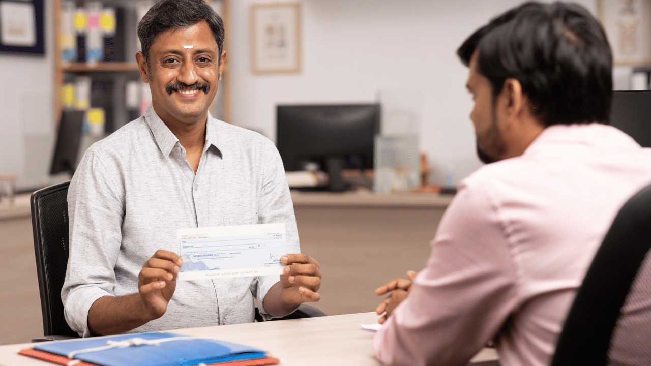 ബെയറർ ചെക്കിൽ പുറകിൽ ഒപ്പിടുമ്പോൾ അത് കൈവശം വെച്ചുള്ള ആർക്കും അത് പണമാക്കി മാറ്റിയെടുക്കാനുള്ള അധികാരം ലഭിക്കുന്നു. ഒരു ചെക്ക് നഷ്ടപ്പെട്ടാൽ, അതിലെ നിങ്ങളുടെ ഒപ്പ് തട്ടിപ്പുകാർക്ക് വലിയ സഹായമായി മാറും. (Image Credit: Getty Images)