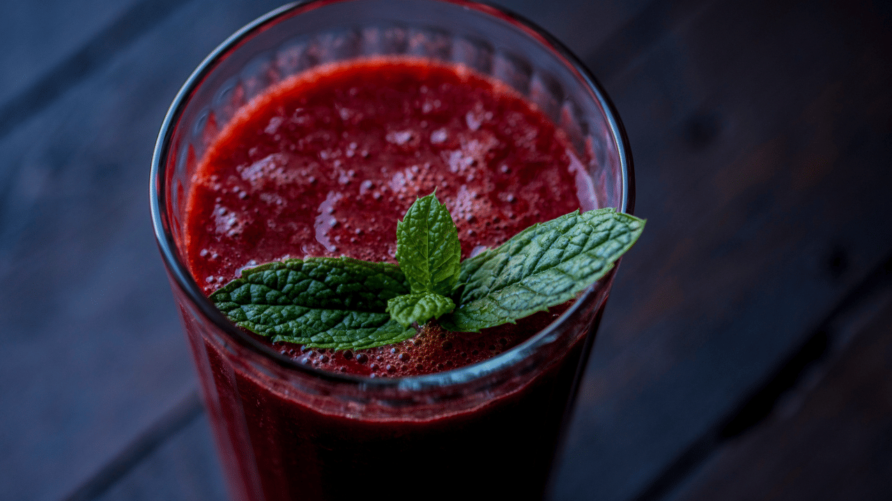 ജ്യൂസായി കുടിക്കുമ്പോൾ ബീറ്റ്റൂട്ടിലെ ഫൈബർ നീക്കം ചെയ്യപ്പെടുന്നതിനാൽ, പഞ്ചസാരയുടെ അളവ് പെട്ടെന്ന് രക്തത്തിലേക്ക് എത്തുകയും രക്തത്തിലെ പഞ്ചസാരയുടെ അളവ് വർദ്ധിപ്പിക്കുകയും ചെയ്യും. പ്രമേഹമുള്ളവർക്ക് ഇത് പ്രത്യേകം ശ്രദ്ധിക്കണം.
