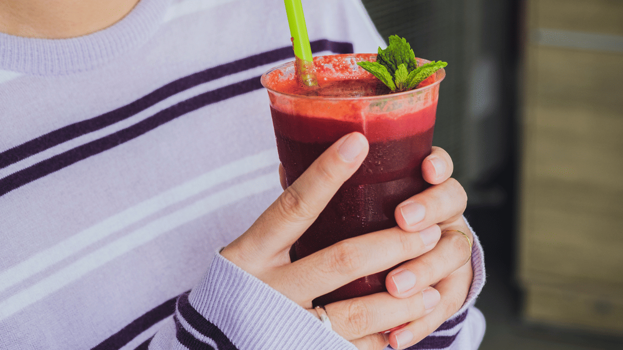 ബീറ്റ്റൂട്ട് ജ്യൂസിൽ ഓക്സലേറ്റുകൾ അടങ്ങിയിട്ടുണ്ട്. ഇവ അമിതമായി കുടിക്കുന്നത് വൃക്കയിലെ കല്ല് രൂപപ്പെടുന്നതിന് കാരണമായേക്കും. അതുപോലെ ബീറ്റ്റൂട്ട് ജ്യൂസ് രക്തസമ്മർദ്ദം കുറയ്ക്കാൻ സഹായിക്കുമെങ്കിലും, കുറഞ്ഞ രക്തസമ്മർദ്ദമുള്ളവരോ മരുന്നുകൾ കഴിക്കുന്നവരോ ആയ വ്യക്തികൾക്ക് ഇത് പ്രശ്നമുണ്ടാക്കാം.