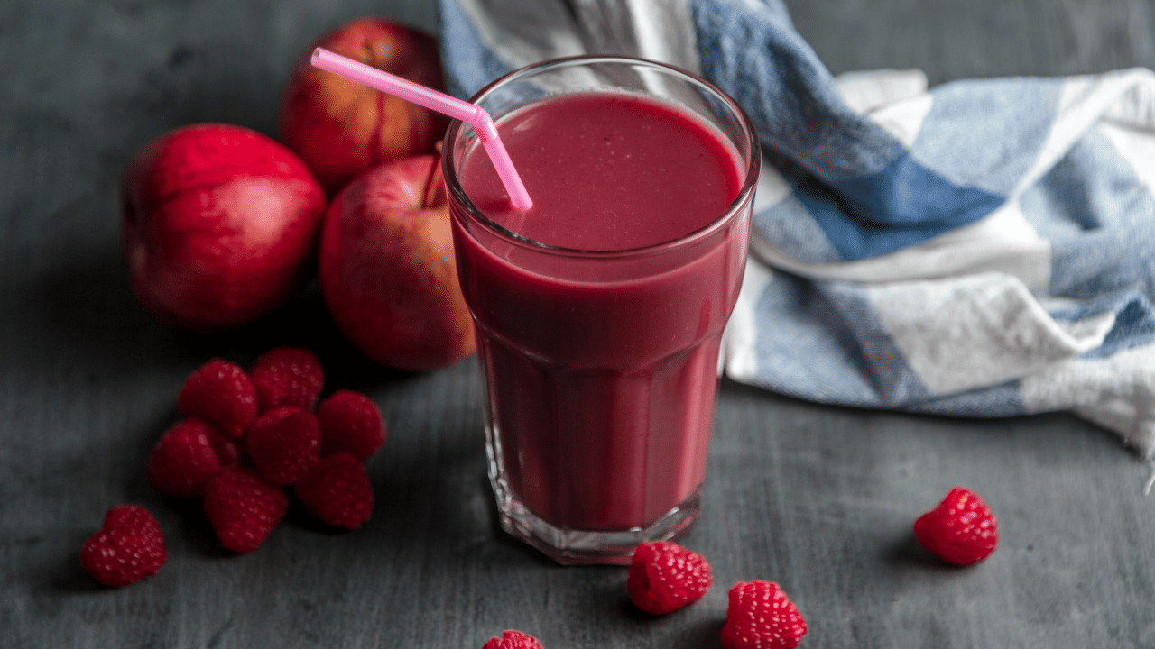 എന്നാൽ ഇവയ്ക്ക് ചില പാർശ്വഫലങ്ങളുമുണ്ട്. ബീറ്റ്റൂട്ട് ജ്യൂസ് ​ഗുണകരമാണെങ്കിലും ഇവ അമിതമായി കുടിക്കരുത്. ബീറ്റ്റൂട്ടിൽ നൈട്രേറ്റുകൾ കൂടുതലാണ്, ഇത് അമിതമായി കഴിക്കുമ്പോൾ വയറ്റിലെ ആസിഡുകളുമായി പ്രതിപ്രവർത്തിച്ച് കാൻസറിന് വരെ കാരണമാകും. 
