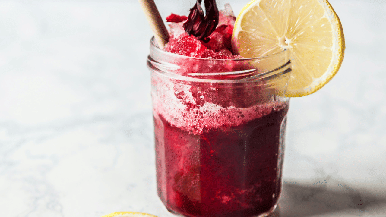 ബീറ്റ്റൂട്ട് ജ്യൂസ് ശരീരത്തിന് ഏറെ ​ഗുണകരമാണ്. ഹൃദയാരോ​ഗ്യത്തിനും പേശികളിലേക്കുള്ള രക്തയോട്ടം മെച്ചപ്പെടുത്താനും ഓർമ്മശക്തി വർദ്ധിപ്പിക്കാനും രോഗപ്രതിരോധ ശേഷിക്കും കരളിന്റെ ആരോ​ഗ്യത്തിനുമെല്ലാം ബീറ്റ്റൂട്ട് ജ്യൂസ് നല്ലതാണ്.