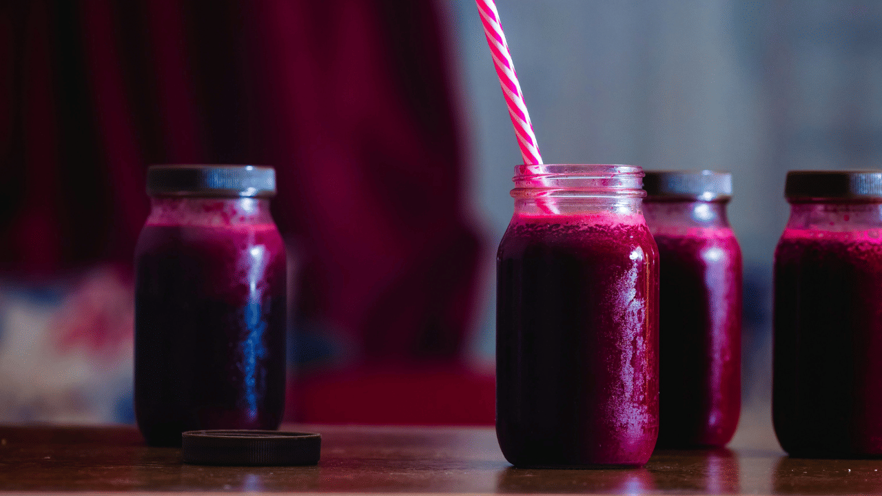 ബീറ്റ്റൂട്ട് ജ്യൂസുമായി ബന്ധപ്പെട്ട പാർശ്വഫലങ്ങൾ കുറയ്ക്കുന്നതിന്, പ്രതിദിനം 120-240 മില്ലി (ഏകദേശം അര മുതൽ ഒരു കപ്പ് വരെ) കുടിക്കുന്നതാണ് ഉത്തമം, അമിതമായി കുടിക്കുന്നത് ആരോ​ഗ്യത്തിന് ദോഷകരമാണ്.  (Image Credit: Unsplash/Getty Images)