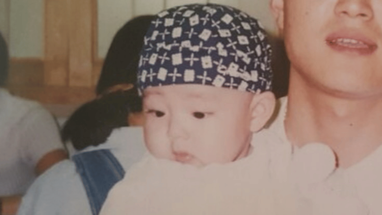 1995 ഡിസംബർ 30-ന് ദക്ഷിണ കൊറിയയിലെ ഡേഗുവിൽ ജനിച്ച വി, ഗ്രാമപ്രദേശത്തെ ഒരു ചെറിയ ടൗണിലാണ് വളർന്നത്. ചെറുപ്പം മുതൽക്കേ സംഗീതത്തോട് അഭിനിവേശമുണ്ടായിരുന്ന അദ്ദേഹം, ഒരു വിജയകരമായ കലാകാരനാകാൻ സ്വപ്നം കണ്ടിരുന്നു.