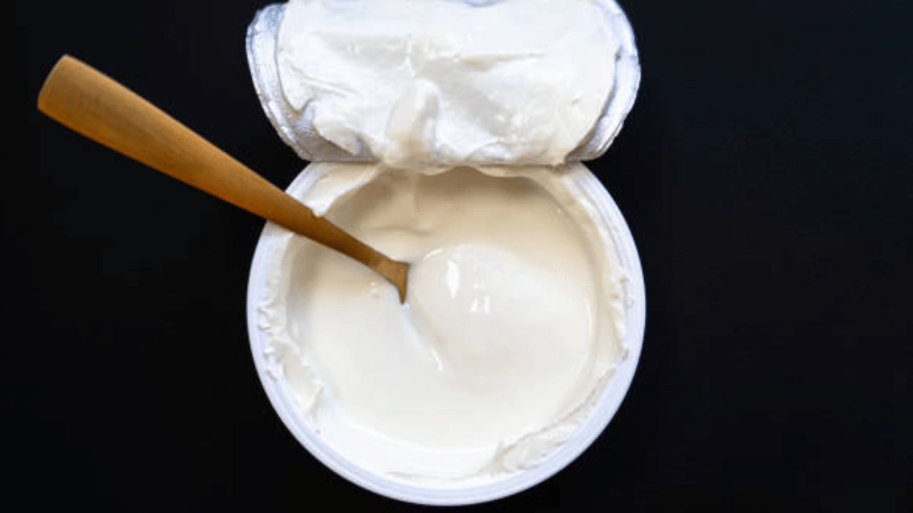 പ്രോട്ടീനിന്‍റെ ഏറ്റവും മികച്ച സ്രോതസ്സുകളിൽ ഒന്നാണ് യോഗർട്ട്. കുറഞ്ഞ കൊഴുപ്പുള്ള യോഗർട്ടിൽ ഉയർന്ന തോതിലുള്ള കാത്സ്യം അടങ്ങിയിരിക്കുന്നു. ചീസിലും ധാരാളം കാത്സ്യം അടങ്ങിയിട്ടുണ്ട്. അതിനാല്‍ ഇവയും ഡയറ്റില്‍ ഉള്‍പ്പെടുത്താം. (Image Credit: Getty Images)