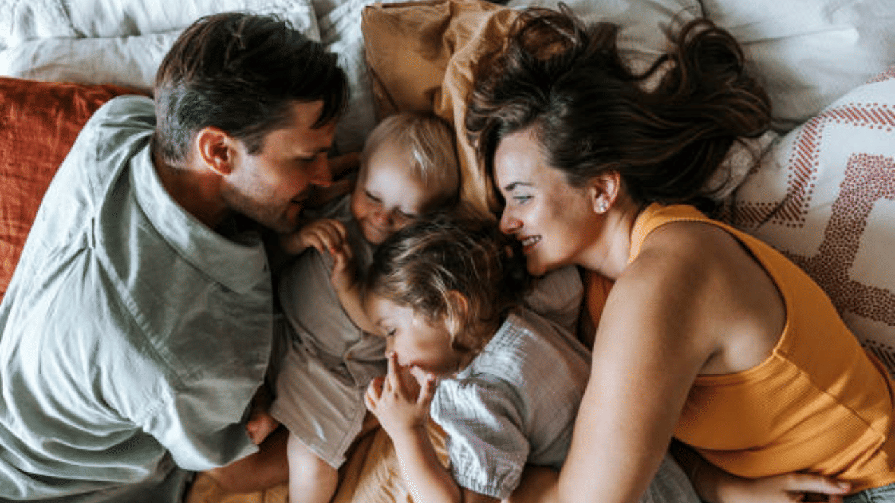 ആചാര്യ ചാണക്യന്റെ അഭിപ്രായത്തിൽ, നല്ല സ്വഭാവമുള്ള കുട്ടികളുള്ള മാതാപിതാക്കൾ വളരെ ഭാഗ്യവാന്മാരാണ്. കാരണം അത്തരം കുട്ടികൾ മാതാപിതാക്കളെ സന്തോഷത്തോടെ നോക്കുകയും ബഹുമാനിക്കുകയും ചെയ്യുന്നു.