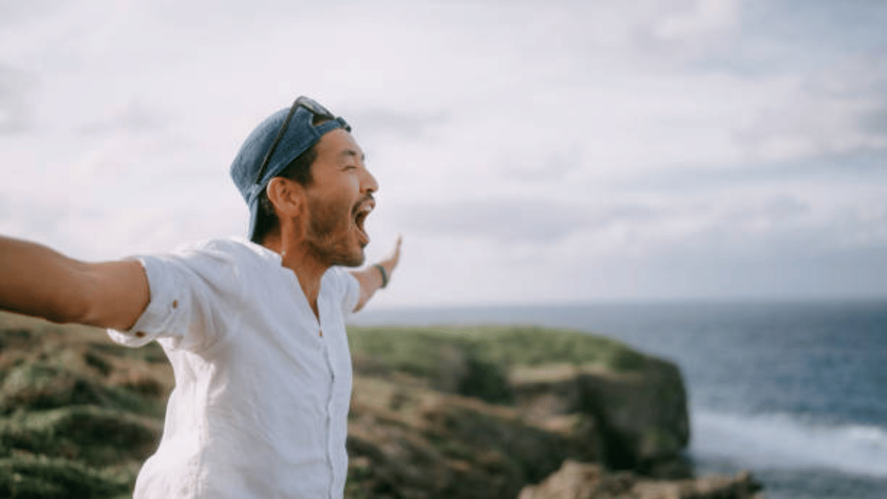 ഒന്നിനോടും അത്യാഗ്രഹം കാണിക്കാതെ, മറ്റുള്ളവരോട് അസൂയപ്പെടാതെ, ഉള്ളതിൽ സന്തോഷിക്കുന്ന, സംതൃപ്തമായ ജീവിതം നയിക്കുന്ന ഒരാൾ എപ്പോഴും സന്തുഷ്ടനാണ്, അയാൾക്ക് ജീവിതത്തെക്കുറിച്ച് ദുഃഖം തോന്നുന്നില്ല.