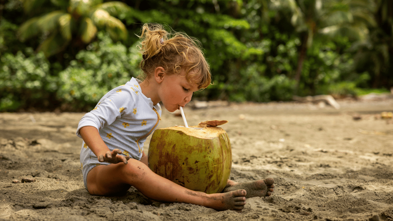 Coconut Water: കുട്ടികൾക്ക് തേങ്ങാവെള്ളം കൊടുക്കുന്നത് അപകടമാണോ? സത്യം അറിഞ്ഞാൽ ഞെട്ടും.. Coconut Water: കുട്ടികൾക്ക് തേങ്ങാവെള്ളം കൊടുക്കുന്നത് അപകടമാണോ? സത്യം അറിഞ്ഞാൽ ഞെട്ടും..