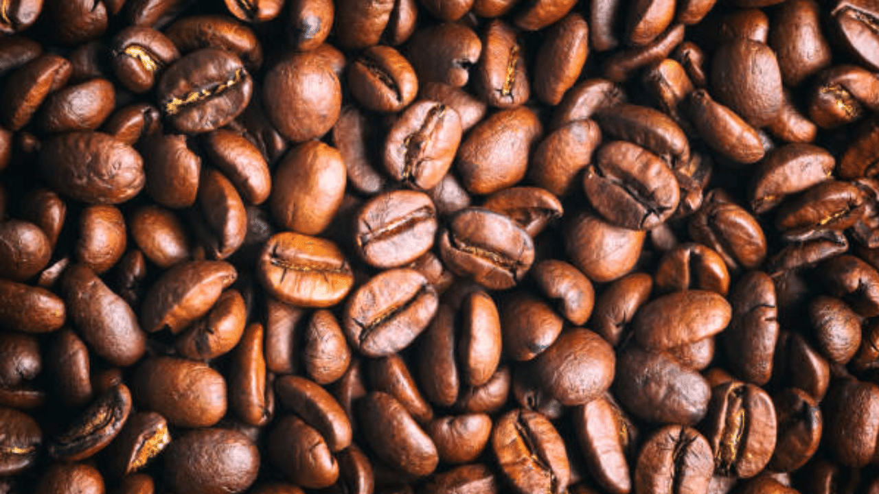 ഒക്ടോബർ ആദ്യവാരം ലഭിച്ചിരുന്ന 210-410 നിലവാരവുമായി താരതമ്യം ചെയ്യുമ്പോൾ കാപ്പിക്കുരുവിന് 30 രൂപയും പരിപ്പിന് 40 രൂപയും വില വർദ്ധനവ് ഉണ്ടായിട്ടുണ്ട്. (Image Credit: Getty Image)
