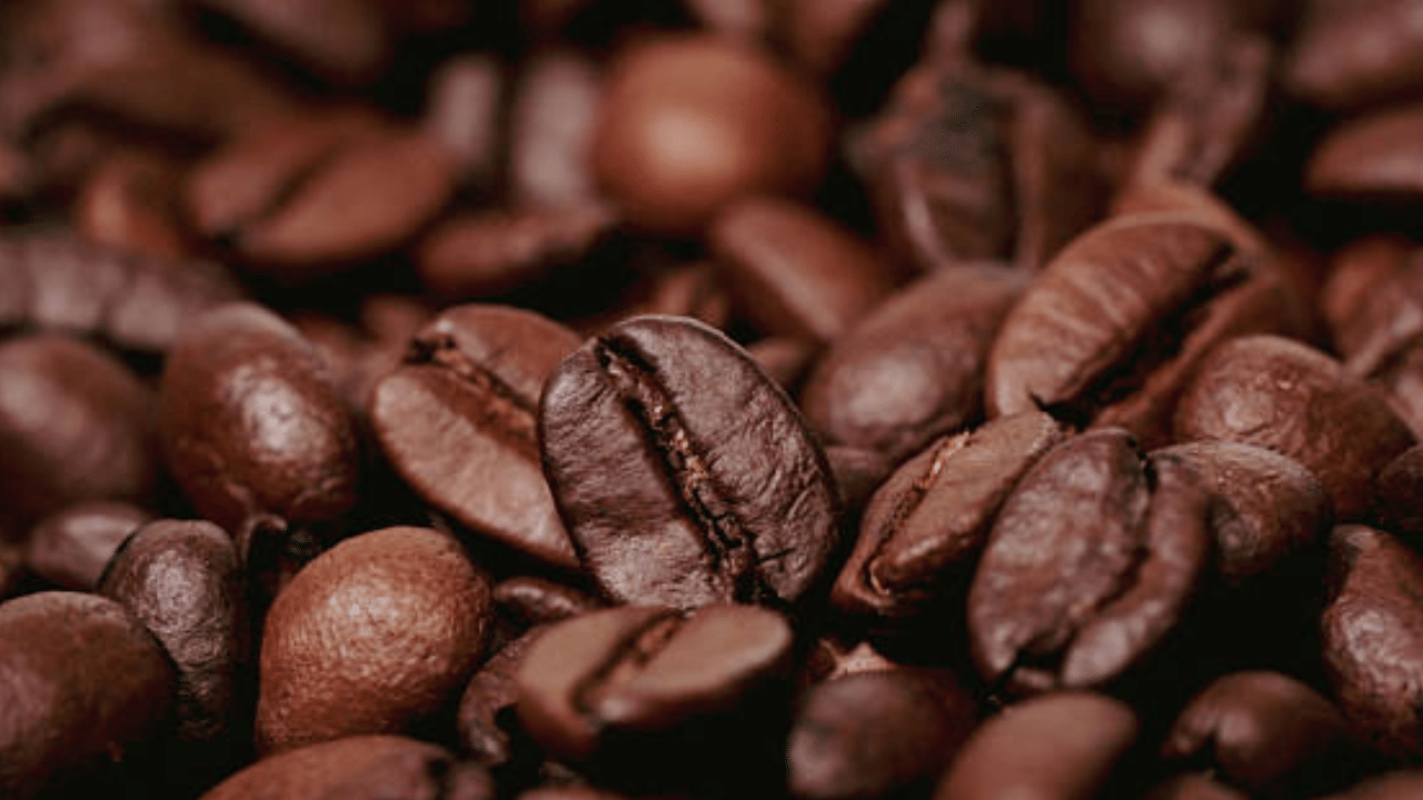 കിലോയക്ക് 221 രൂപ മുതൽ 234 രൂപ വരെയാണ് വില വരുന്നത്. ബ്രസീലിലും വിയറ്റ്നാമിലും കാലാവസ്ഥ മോശമായതാണ് വില ഉയരാൻ കാരണം. ലോകത്തിലെ പ്രധാന കാപ്പി ഉൽപാദന രാജ്യങ്ങളാണ് ബ്രസീലും വിയറ്റ്നാമും.