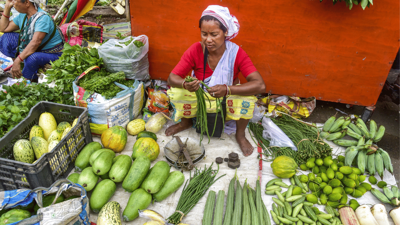 Commodity Price: സാധാരണക്കാർക്ക് ഇരുട്ടടി, പച്ചക്കറി വില കുതിക്കുന്നു; വെളിച്ചെണ്ണയും പൊള്ളിക്കും