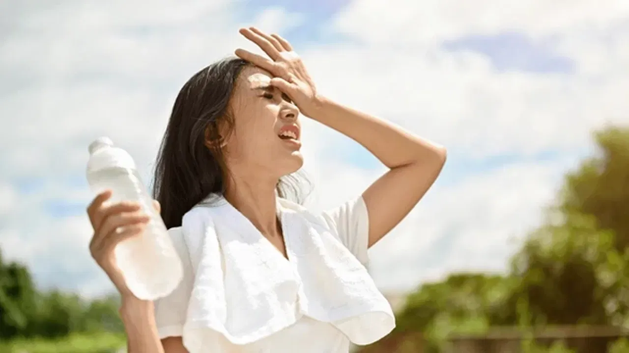 മറ്റൊരു അസുഖവുമില്ലാതെ തന്നെ ഇടയ്ക്കിടെ ക്ഷീണം തോന്നുന്നതും നിർജ്ജലീകരണത്തിന്റെ ലക്ഷണമാകാം. തലച്ചോറിലെ രക്തക്കുഴലുകൾ വലിഞ്ഞുമുറുകുന്നതു കാരണം തലവേദന ഉണ്ടാകാനും സാധ്യതയുണ്ട്. ശരിയായ ഉറക്കവും വിശ്രമവും ലഭിച്ചിട്ടും ക്ഷീണം തോന്നിയാൽ വെള്ളം കുടിക്കുന്നുണ്ടെന്ന് ഉറപ്പാക്കുക.