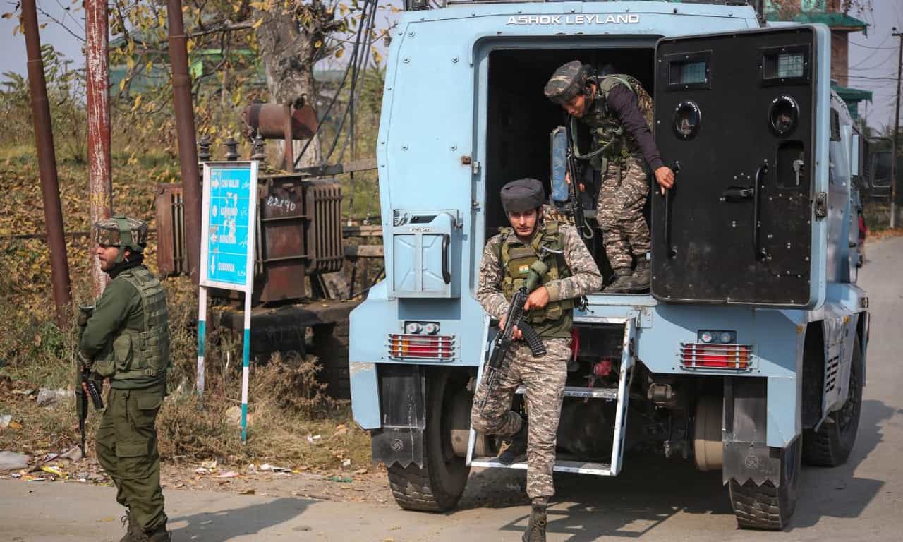 Delhi Blast: ചെങ്കോട്ടസ്ഫോടനത്തിൽ അൽ ഫലാഹിലെ വിദ്യാർത്ഥിയെ ബംഗാളിൽ നിന്ന് അറസ്റ്റ് ചെയ്തു; 2 ഡോക്ടർമാരും കസ്റ്റഡിയിൽ