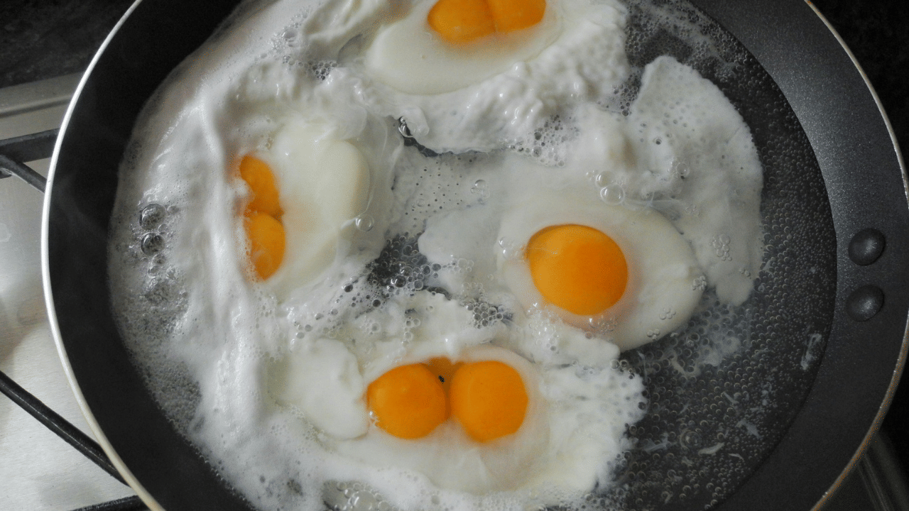 മുട്ടവില ഉയര്ന്നതോടെ കേരളത്തിലെ ഹോട്ടലുകാരും തട്ടുകട ഉടമകളും പ്രതിസന്ധിയിലായിട്ടുണ്ട്. ഇത് മുട്ട അടങ്ങിയ ഭക്ഷണവിഭവങ്ങളുടെ വില വർദ്ധിക്കുന്നതിന് കാരണമായേക്കുമെന്നാണ് വിലയിരുത്തൽ. (Photos Credit: Unsplash)