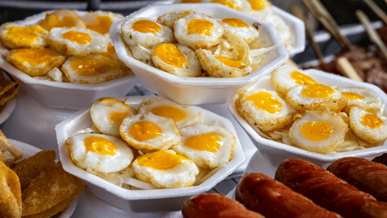 ദക്ഷിണേന്ത്യയിലെ പ്രധാന മുട്ട ഉൽപാദന കേന്ദ്രമാണ് നാമക്കൽ. കഴിഞ്ഞ അഞ്ച് വർഷത്തിനിടെ ഇതാദ്യമായാണ് നാമക്കലിൽ മുട്ട വില 5.70 രൂപയിൽ കൂടുന്നത്. ഹൈദരാബാദിൽ 6.30 രൂപയും വിജയവാഡയിൽ 6.60 രൂപയുമാണ് വില. (Photos Credit: Unsplash)