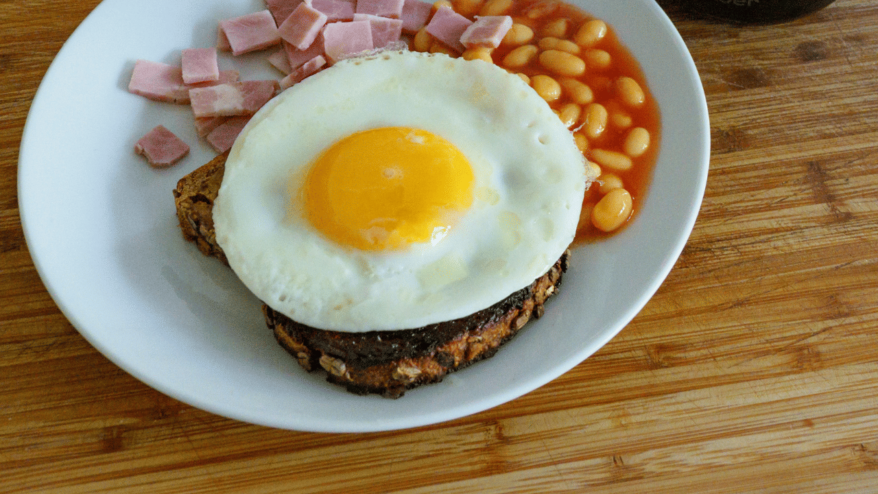 ശബരിമല സീസണിൽ സാധാരണയായി വില കുറയുകയാണെങ്കിൽ ഇത്തവണ വില കൂടുകയാണ് ചെയ്തത്. ഡിസംബർ മാസത്തിൽ മുട്ട വില വീണ്ടും ഉയരാൻ സാധ്യതയുണ്ട്. ക്രിസ്മസ് സീസൺ പ്രമാണിച്ച് കേക്ക് നിർമാണം സജീവമാകുന്നതാണ് ഇതിന് കാരണം. (Photos Credit: Unsplash)
