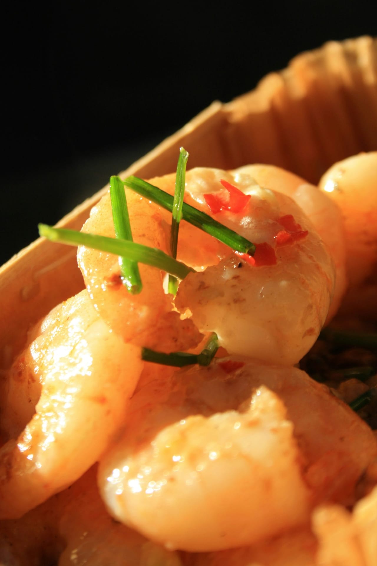 കടൽ വിഭവങ്ങളിൽ മിക്കവർക്ക് ഏറ്റവും പ്രിയങ്കരമായ ഒന്നാണ് ചെമ്മീൻ. വളരെ രൂചികരമായ ഇവ റോസ്റ്റ് ചെയ്തും കറിയാക്കിയും ബിരിയാണിയാക്കിയുമൊക്കെ വിളമ്പാറുണ്ട്. എന്നാൽ ചിലർക്ക് ചെമ്മീൻ കഴിക്കുമ്പോൾ വയറിന് ചില അസ്വസ്ഥതകൾ അനുഭവപ്പെടാറുണ്ട്. അലർജിയുള്ളവരെ മാറ്റിനിർത്തിയാൽ, മറ്റ് അസ്വസ്ഥതകൾ നമ്മൾ തന്നെയാണ് വരുത്തിവയ്ക്കുന്നത്. (Image Credits: Getty Images)
